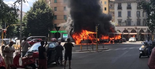 Roma autobus fiamme appio