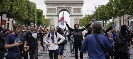 macron scontri parigi gilet gialli