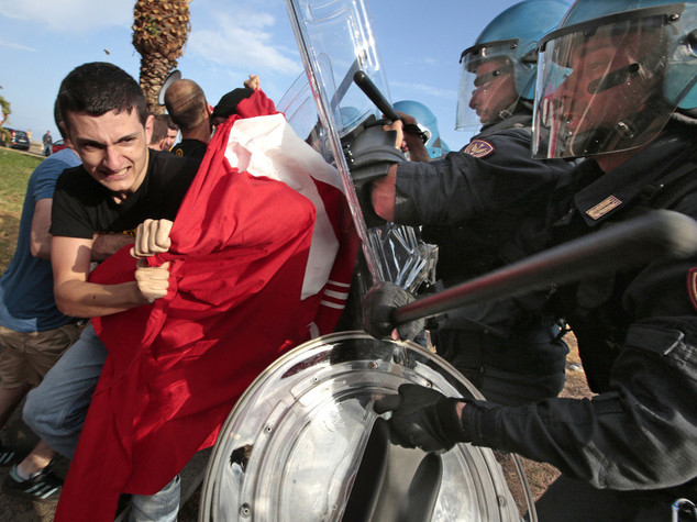 Ventimiglia, migranti sgomberati In 100 rimangono sugli scogli