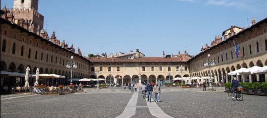 multa peruviano fa pipi in strada