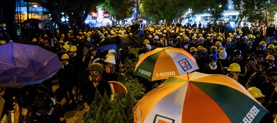 proteste hong kong scontri polizia