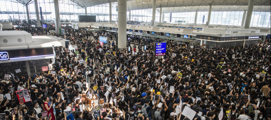 Cancellati tutti i voli all'aeroporto di Hong Kong, terminal occupato