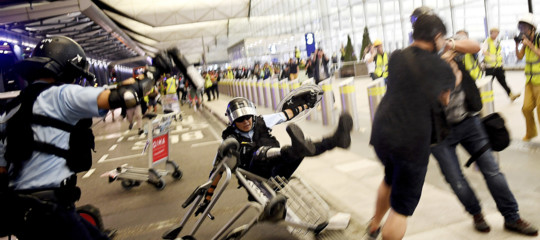 violenze hong kong aeroporto