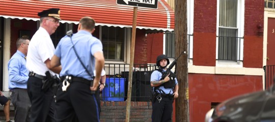 filadelfia uomo barricato casa