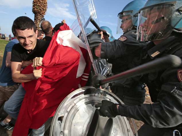 Immigrati: sgomberati migranti su scogli a Ventimiglia