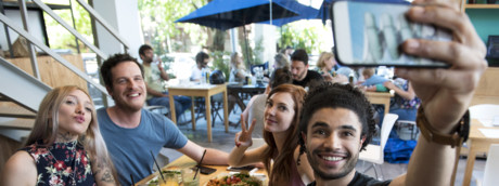 Non sono vacanze senza food selfie, italiani pazzi per l'autoscatto alimentare