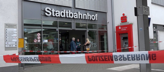 morti accoltellati stazione germania