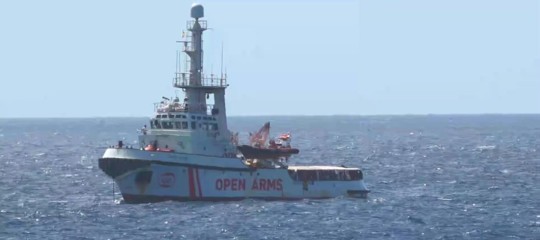 migrante si getta mare open arms