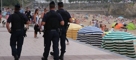 agenti suicidi polizia francia