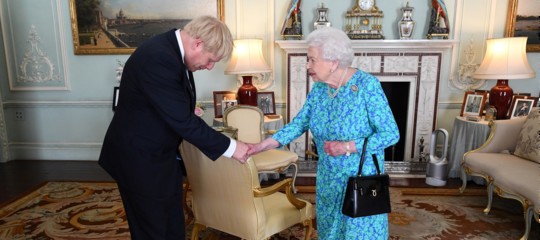 regina elisabetta boris johnson epstein