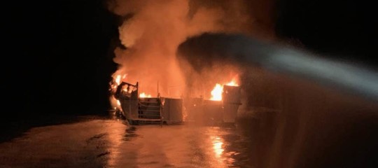 barca in fiamme in california 34 morti