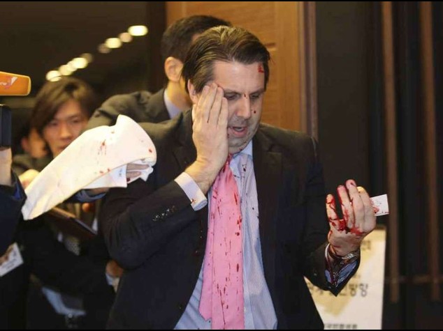 Corea del Sud: ferito con lametta ambasciatore Usa, non e' grave - Video