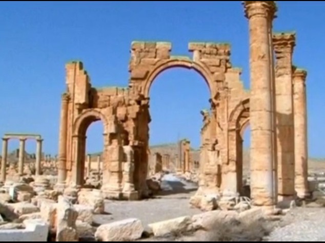 Siria: nuovo scempio a Palmira, Isis ha distrutto l'Arco di Trionfo di epoca romana