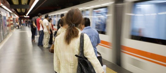 donna incastrata metropolitana roma termini