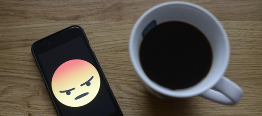facebook nasconde like cancella commenti