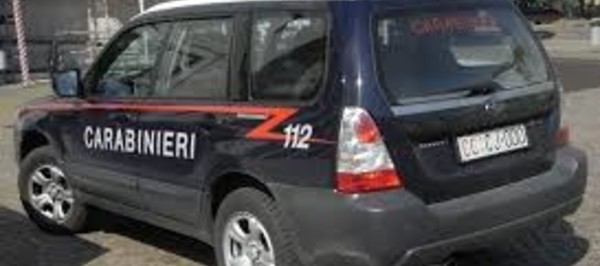 Rubano bancomat inseguiti cadono dirupo