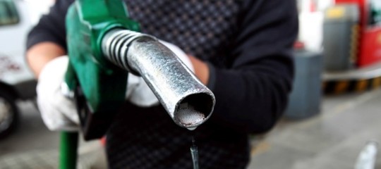aumento petrolio aumento pieno benzina gasolio