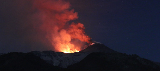 Etna cratere Voragine esplosioni