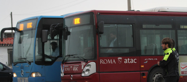 Fase 2 coronavirus adesivi segnaposto bus metro Roma
