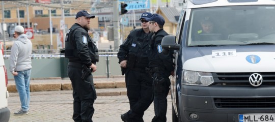 finlandia attacco spada centro commerciale