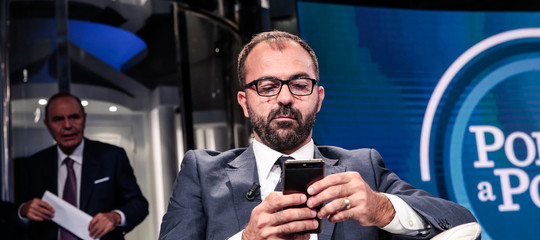 Insulti ai politici sui social. Scoppia il caso Fioramonti