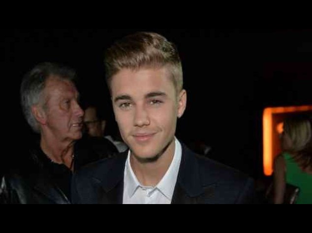 Justin Bieber le caccia dalla festa e loro chiamano la polizia