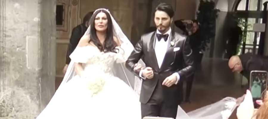 Otto Indagati A Napoli Per Le Nozze Trash Del Neomelodico Tony Colombo