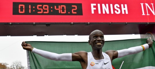 corre maratona sotto due ore