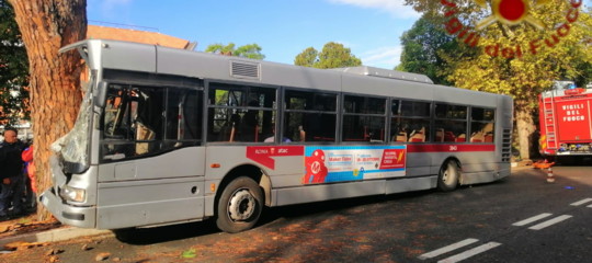 Bus contro albero Roma feriti