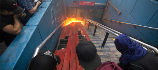 Violente Proteste A Santiago Del Cile Per L Aumento Del Biglietto Del Metro