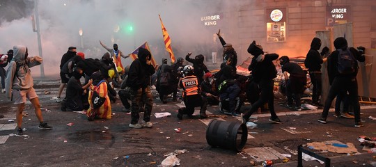 catalogna barcellona feriti scontri arresti