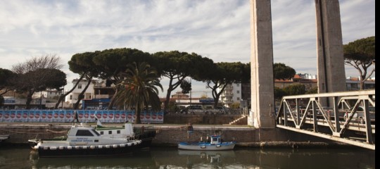 rifiuti Roma barriere Tevere plastica