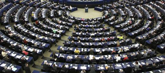 parlamento europeo respinge porti aperti