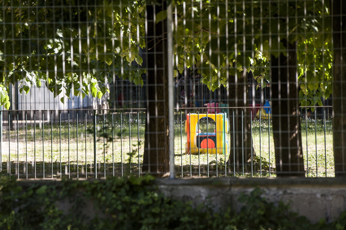 Schiacciato da una giostra nel parco, grave un bimbo di 4 anni
