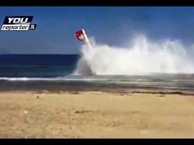 Scontro in cielo ad Alba Adriatica Due aerei in mare, morto pilota