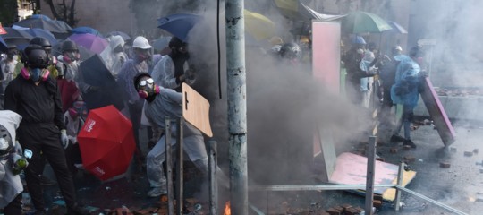 hong kong assedio politecnico scontri