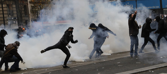 Francia scontri Parigi gas lacrimogeni