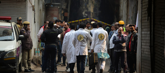 incendio fabbrica nuova delhi india