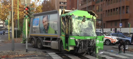 contro filobus milano donna morta