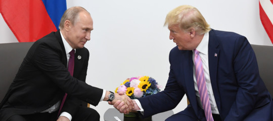 putin difende trump impeachment inventato