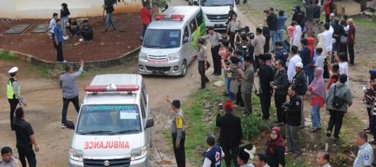 incidente bus indonesia sumatra morti