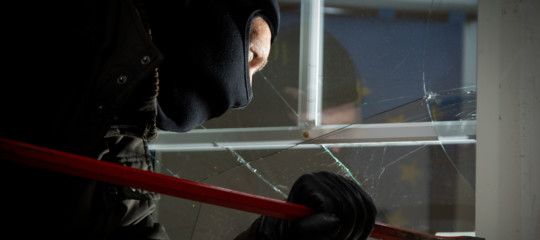 ladro in casa smartphone arrestato
