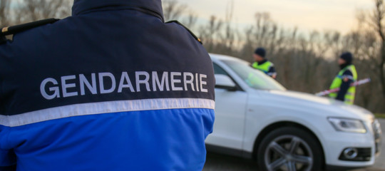 Francia aggredisce passanti polizia neutralizza