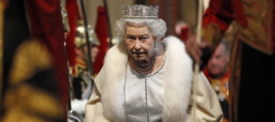 regina elisabetta harry meghan rinuncia