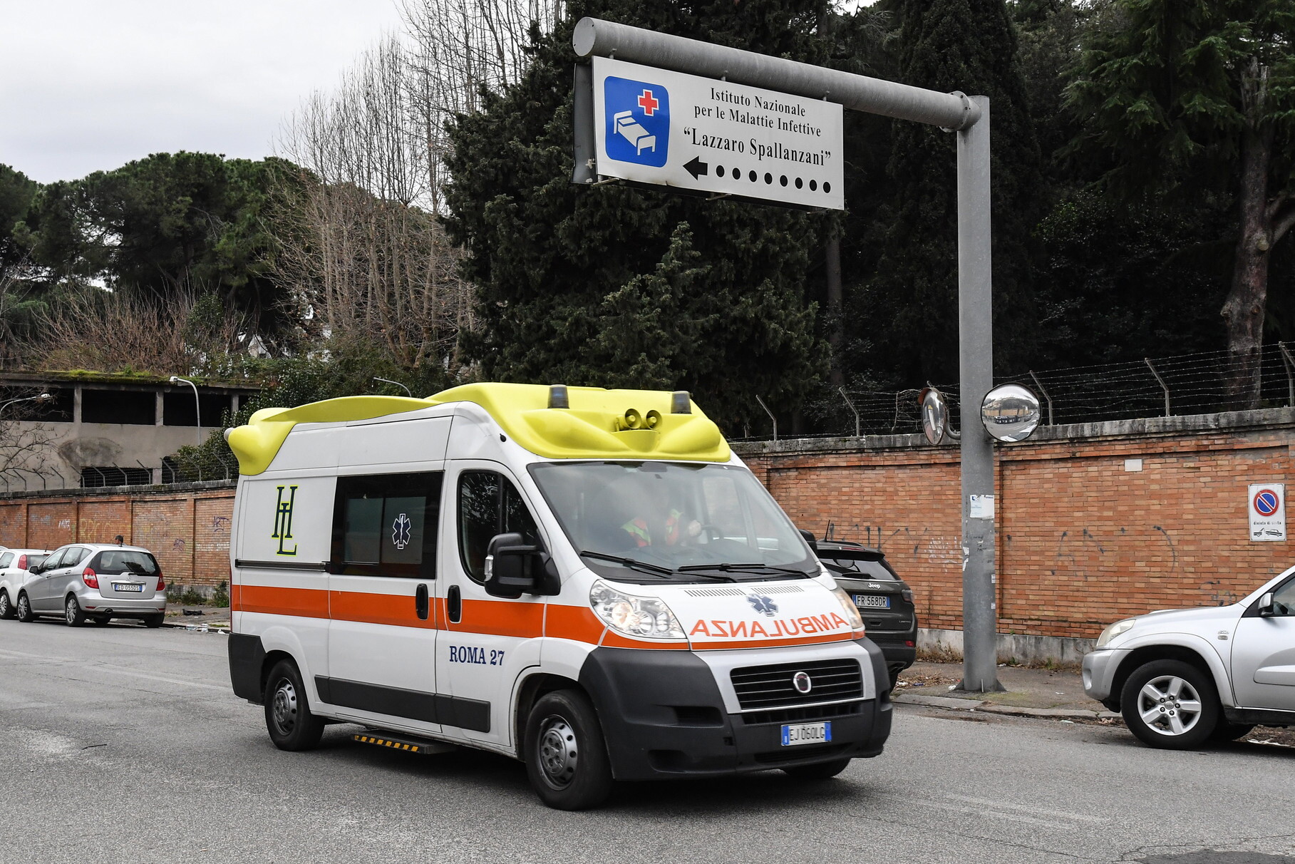 Interno di una casa con una porta aperta e una parete illuminata, nessuna figura visibile