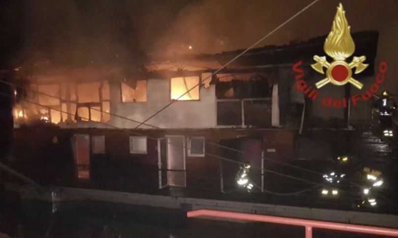 Incendio barcone tevere