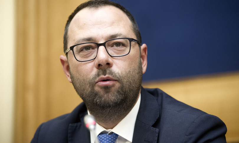 Alitalia Patuanelli responsabilità