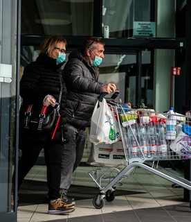 L'assalto ai supermercati nei paesi isolati per il coronavirus