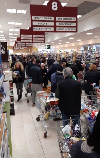 Si cerca di scaglionare gli ingressi per impedire la ressa
