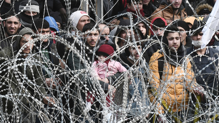 Un muro di spine e indifferenza